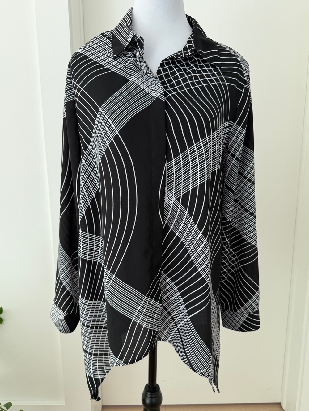 CHICO'S Rosalind Graphic Design Tunic Blouse Handkerchief Hem Sheer Travel Layer - Picture 9 of 17